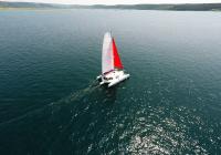 trimaran sejler på hav